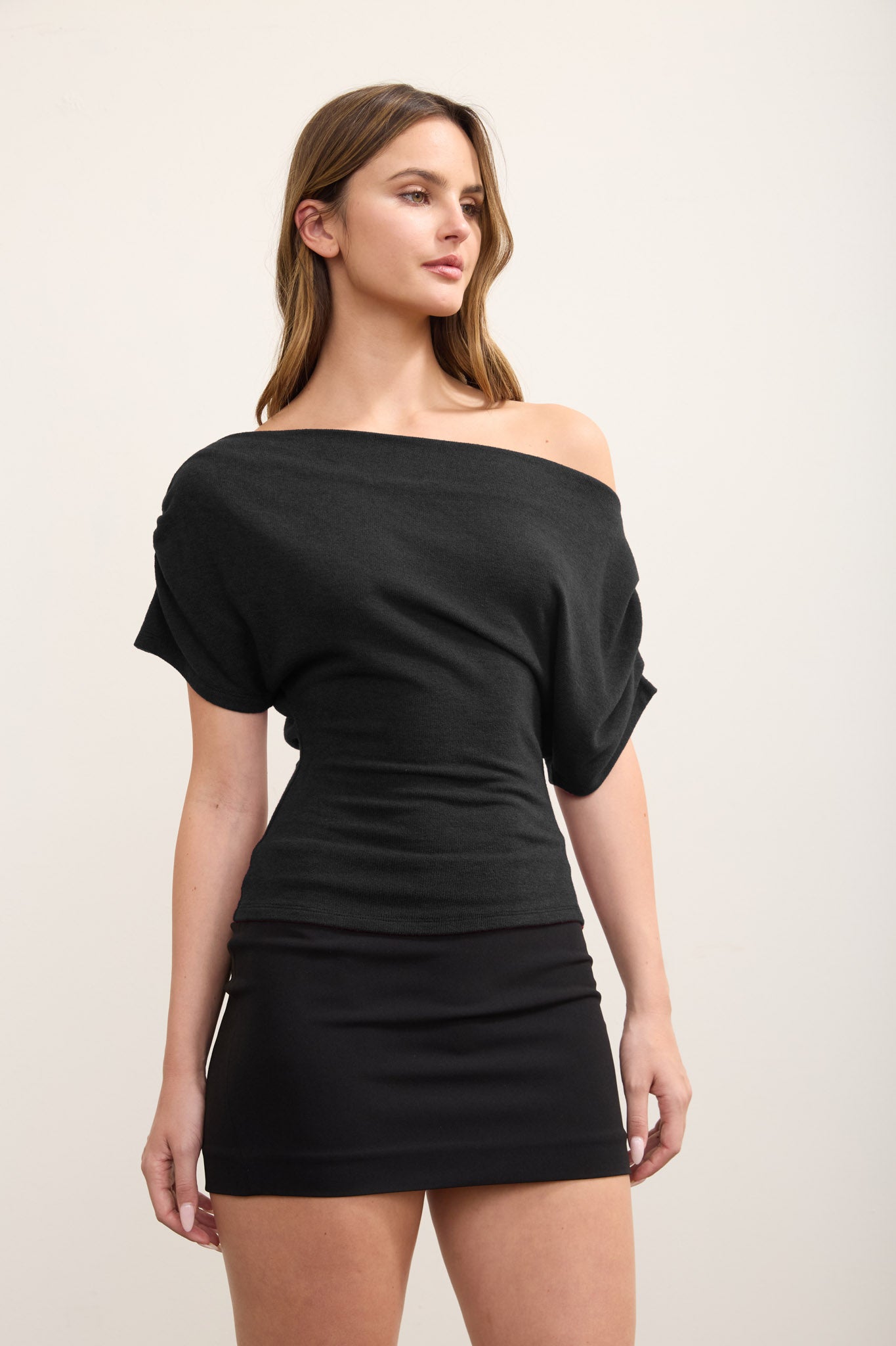 ONE-SHOULDER RUCHED SHORT SLEEVE KNIT TOP