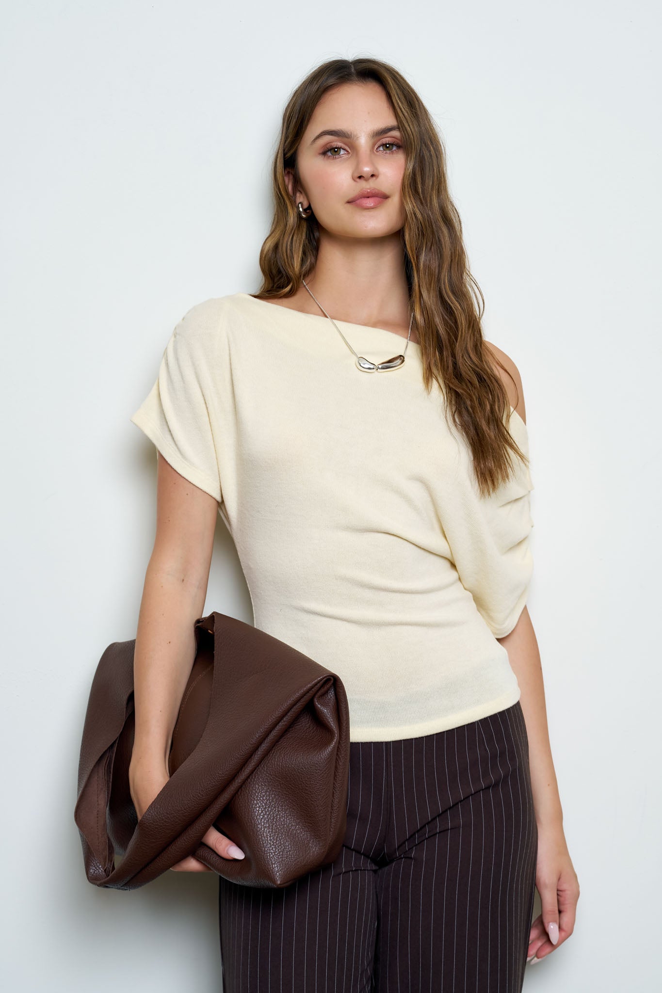 ONE-SHOULDER RUCHED SHORT SLEEVE KNIT TOP