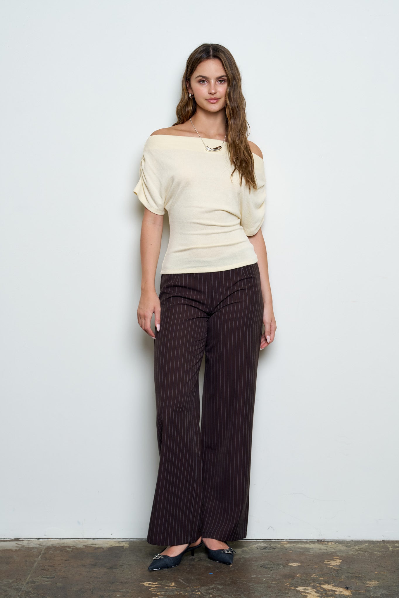 ONE-SHOULDER RUCHED SHORT SLEEVE KNIT TOP