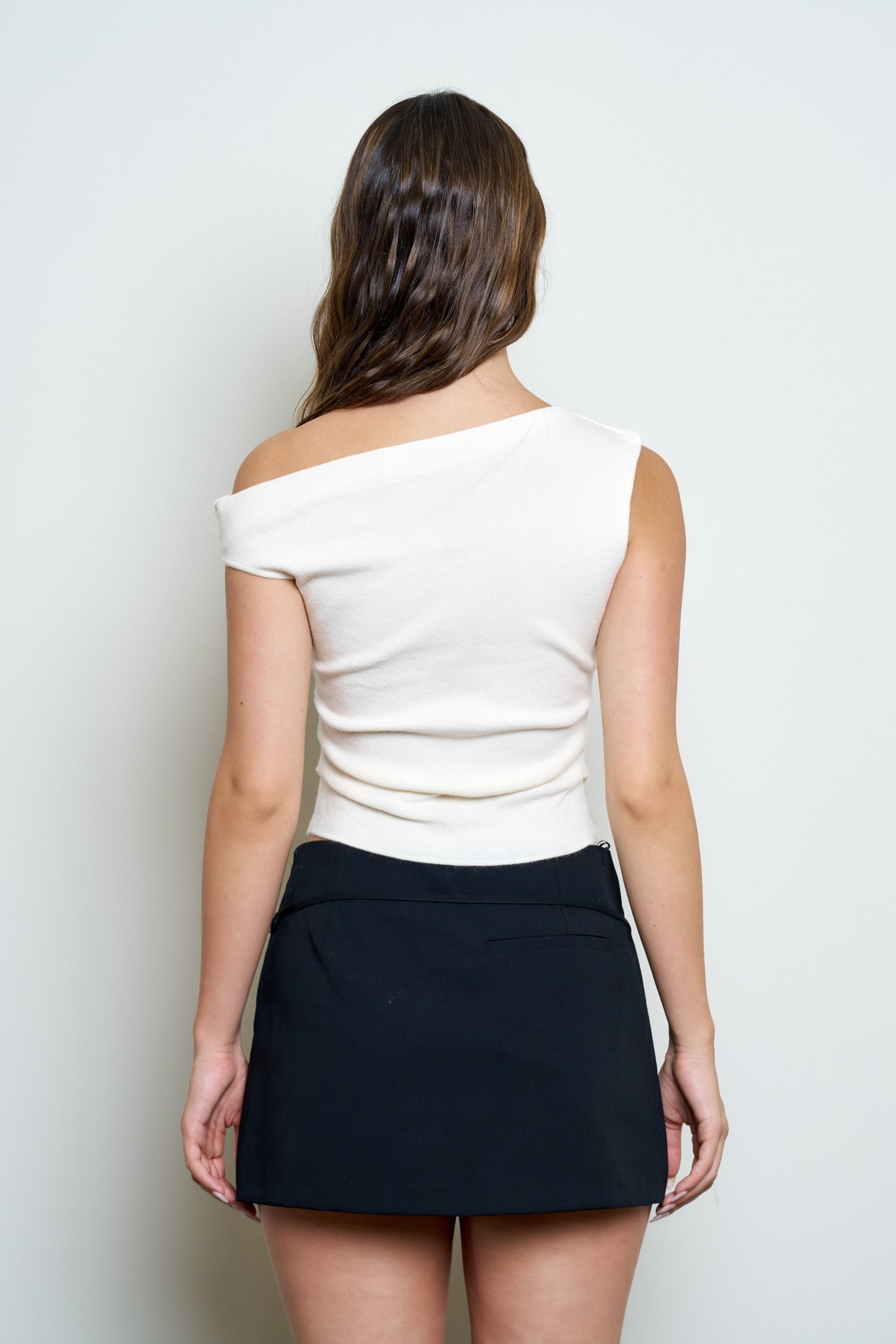 ASYMMETRIC BOAT NECK FITTED KNIT SWEATER TOP