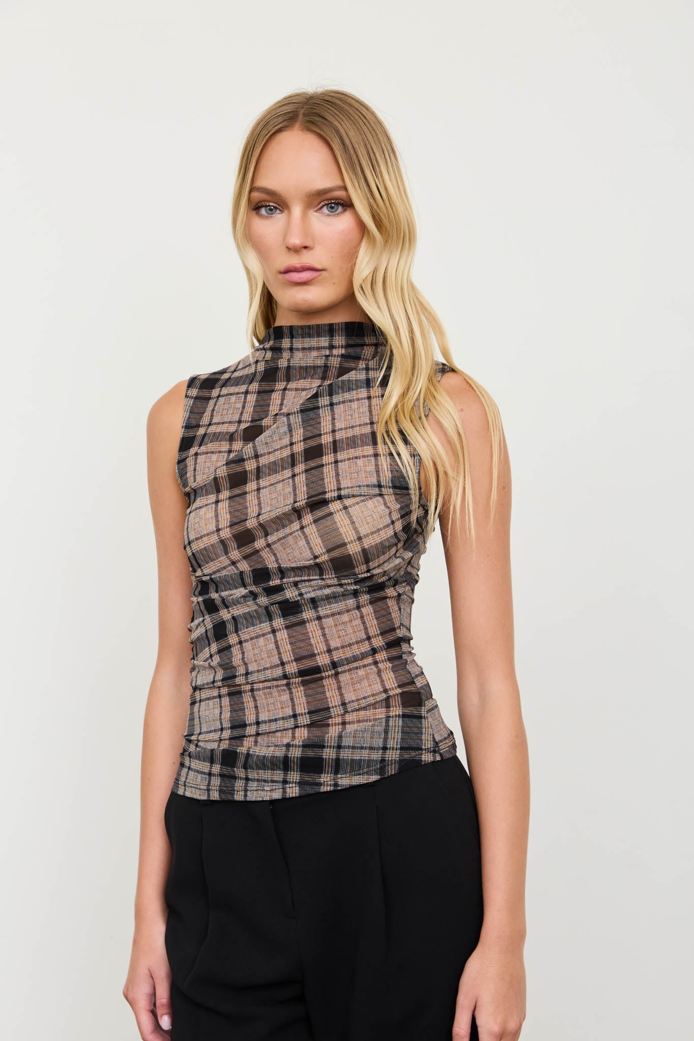 PLAID MOCK NECK RUCHED SLEEVELESS MESH KNIT TOP
