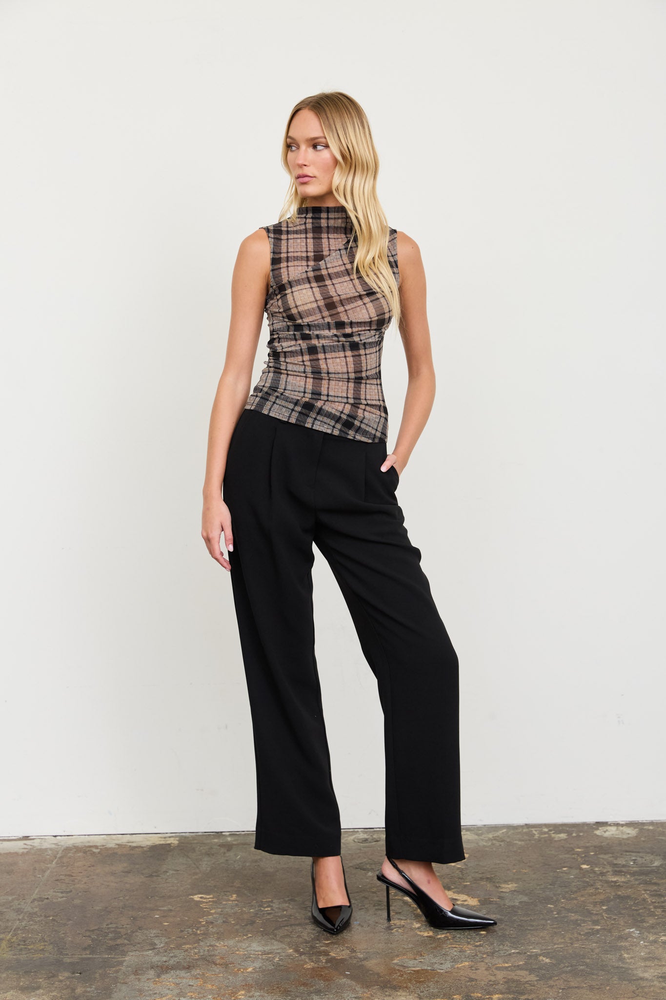 PLAID MOCK NECK RUCHED SLEEVELESS MESH KNIT TOP