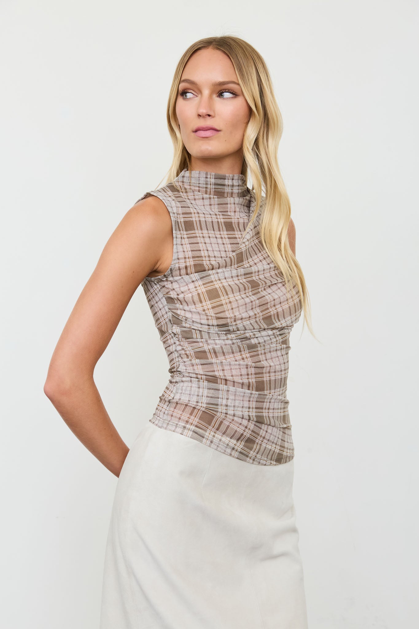 PLAID MOCK NECK RUCHED SLEEVELESS MESH KNIT TOP