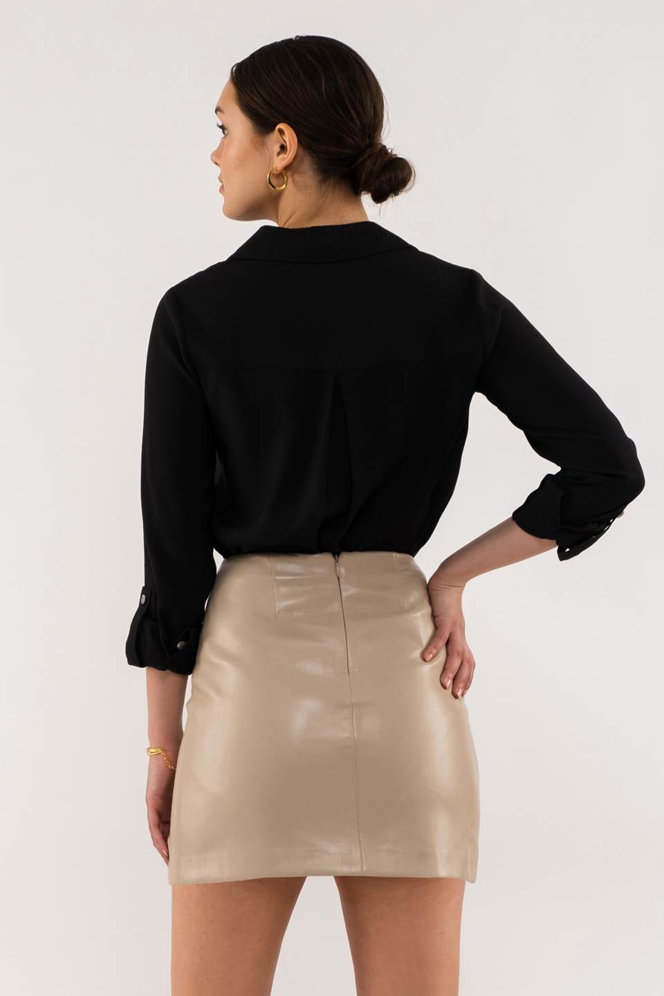 TOP TEJIDO CON CUELLO Y BOTONES