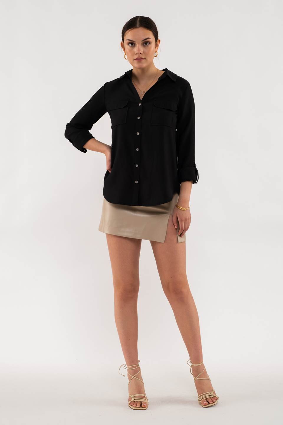 TOP TEJIDO CON CUELLO Y BOTONES