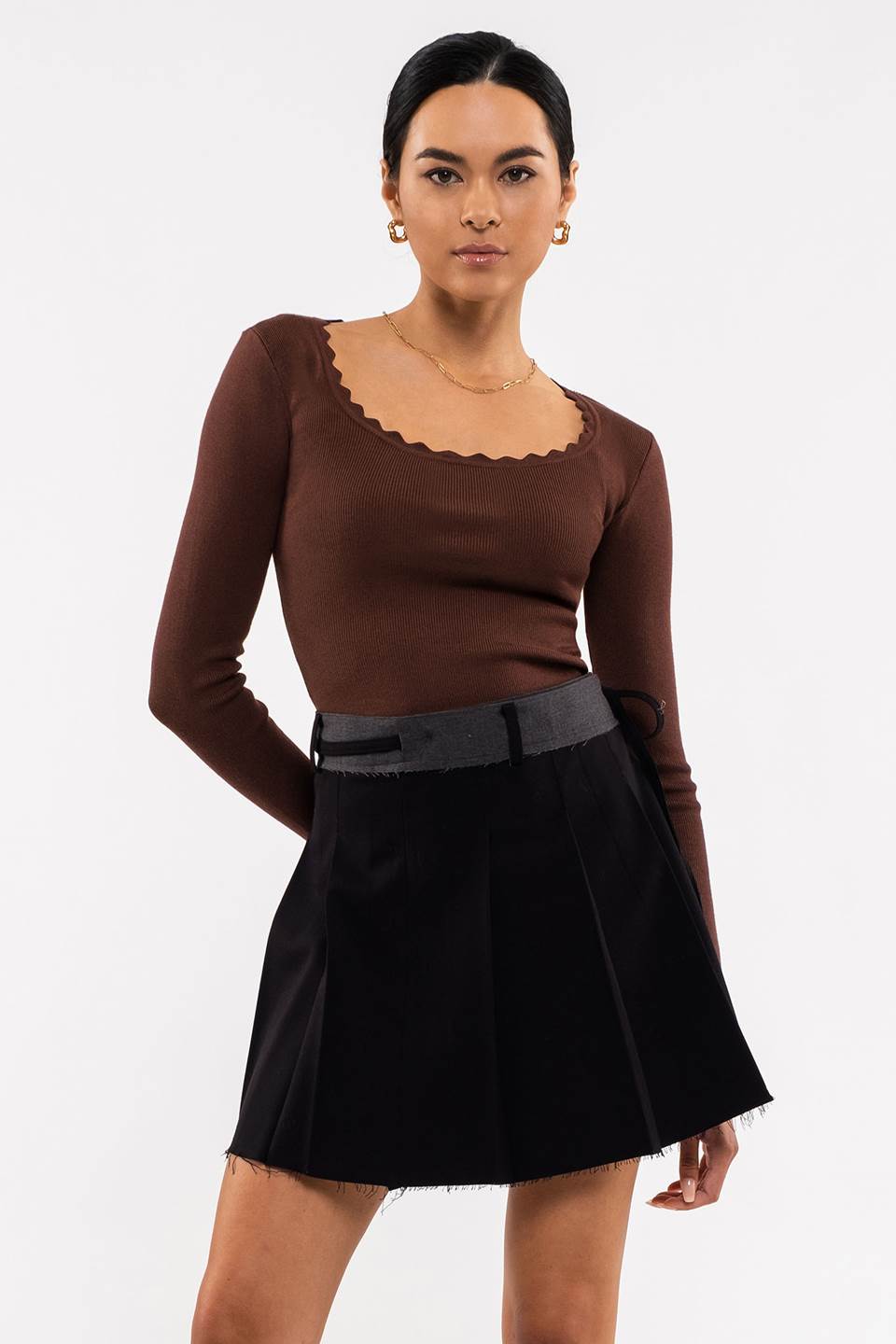 SCALLOP HEM LONG SLEEVE RIB KNIT TOP