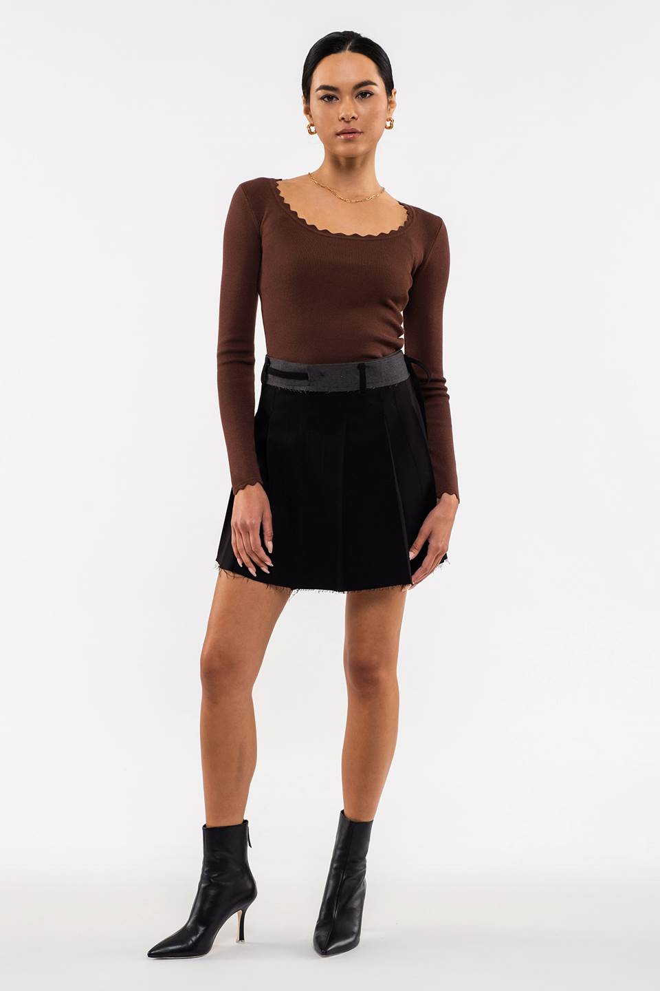 SCALLOP HEM LONG SLEEVE RIB KNIT TOP