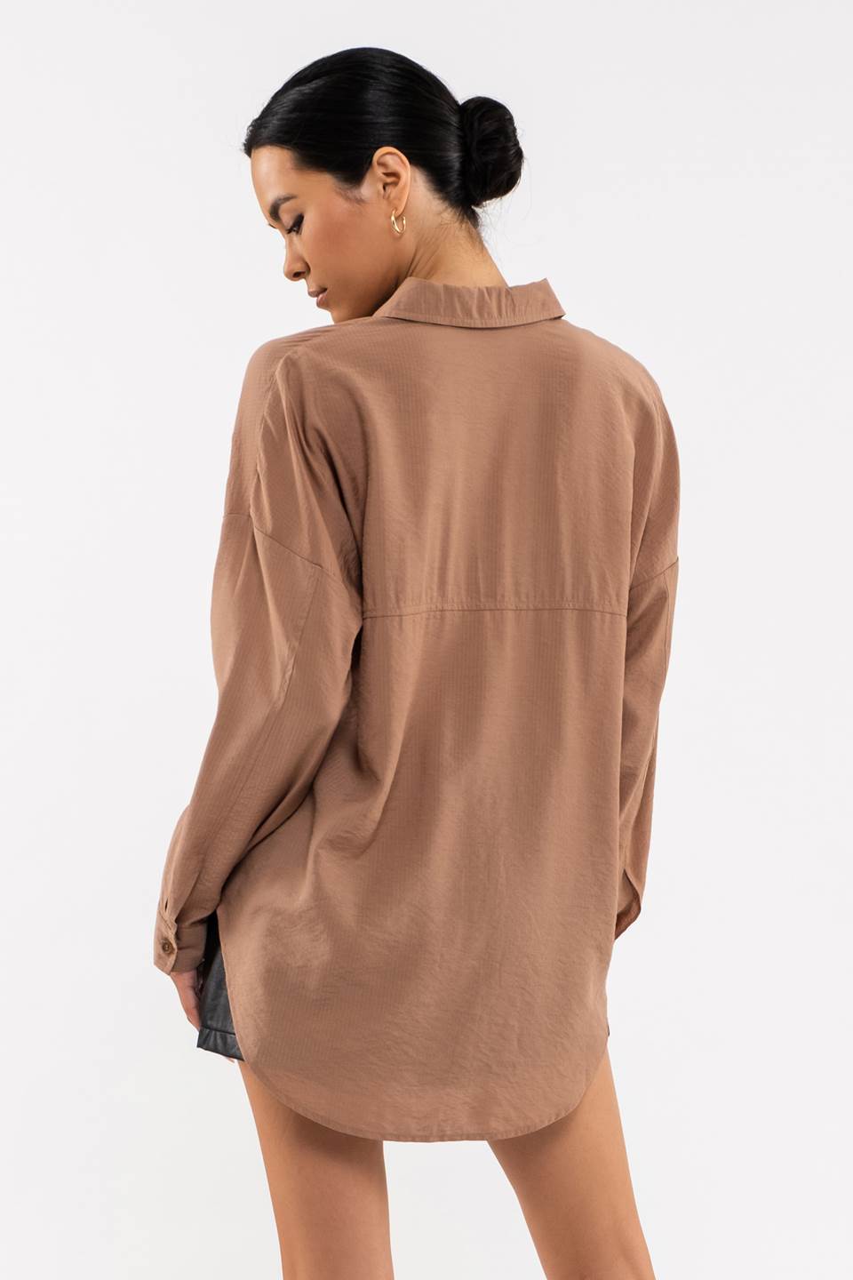 TOP DE MANGA LARGA CON CUELLO Y BOTONES