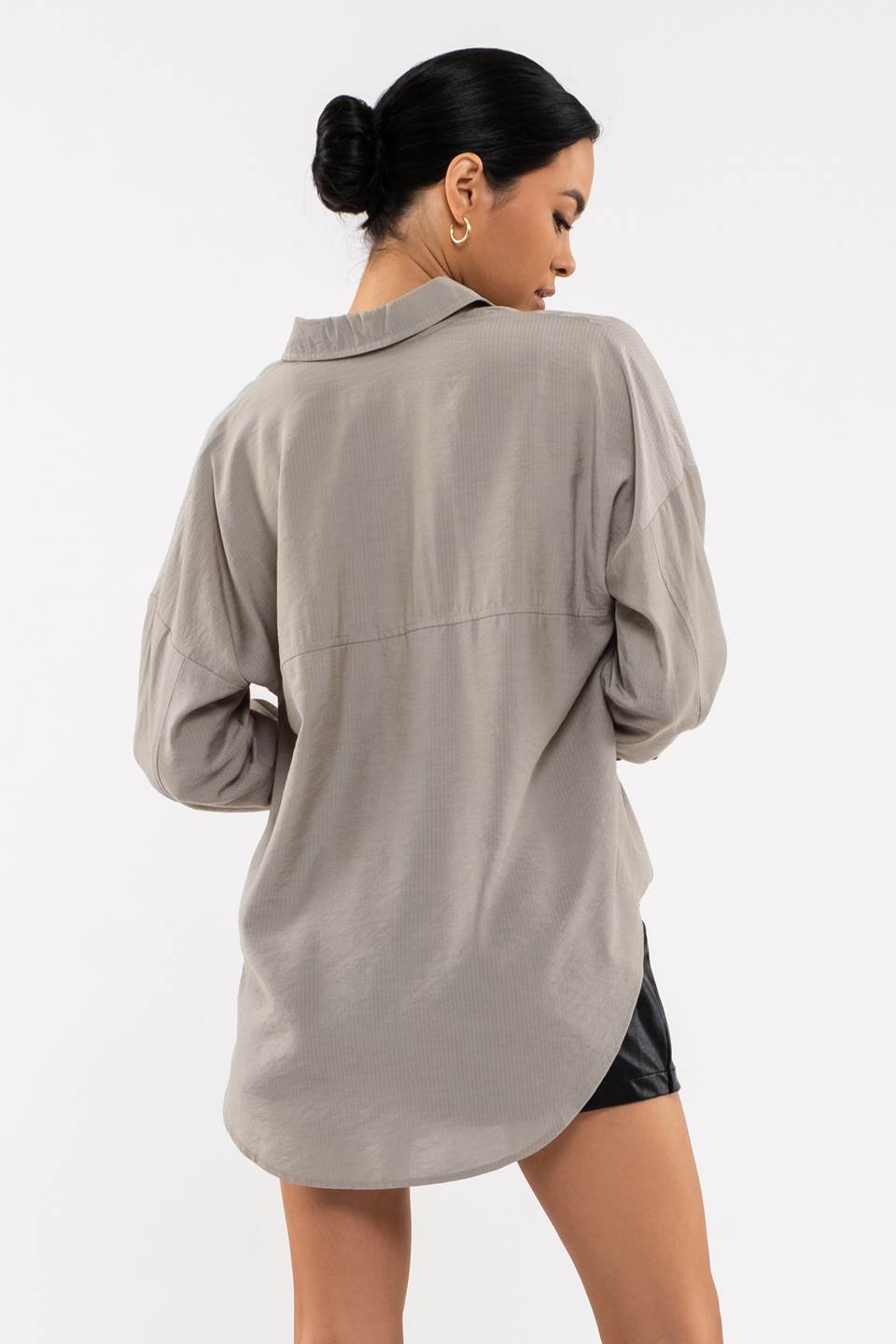 TOP DE MANGA LARGA CON CUELLO Y BOTONES