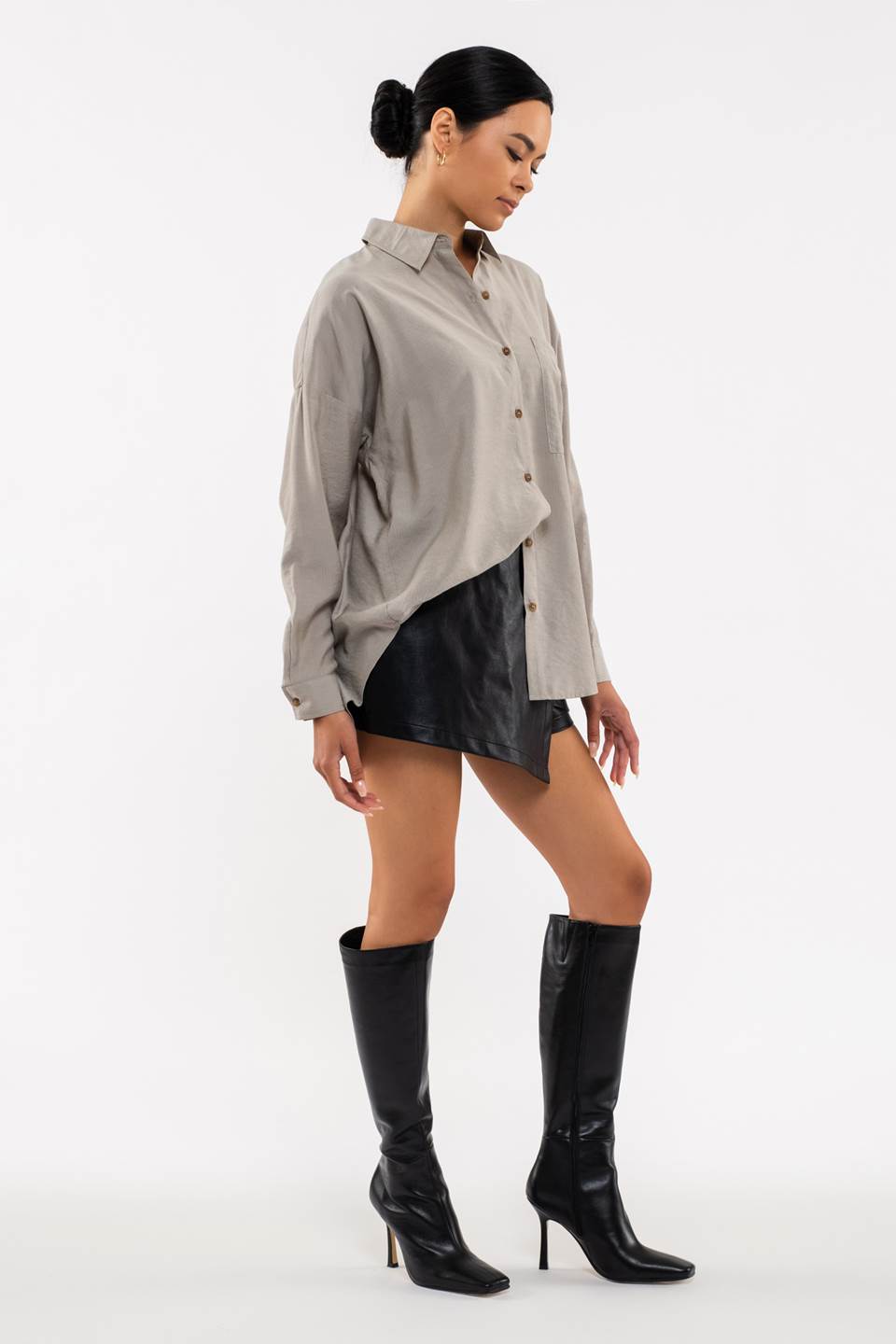 TOP DE MANGA LARGA CON CUELLO Y BOTONES