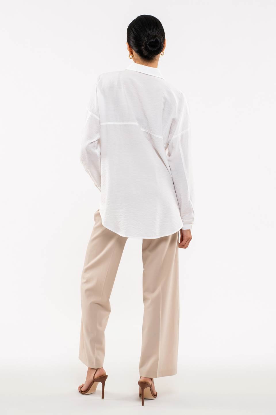 TOP DE MANGA LARGA CON CUELLO Y BOTONES
